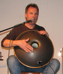 Peter Seybold mit der "Hang Drum"